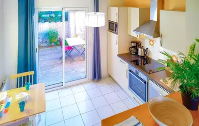 Cuisine ou kitchenette dans l'établissement 2 Bedroom Cozy Home In Jullouville