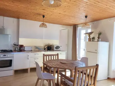 Cuisine ou kitchenette dans l'établissement Appartement charmant avec vue sur la mer à Granville - 55 m²
