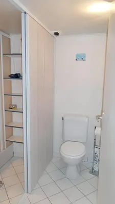 Salle de bains dans l'établissement Appartement charmant avec vue sur la mer à Granville - 55 m²