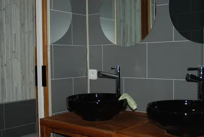 Salle de bains dans l'établissement Le Manoir du Butel