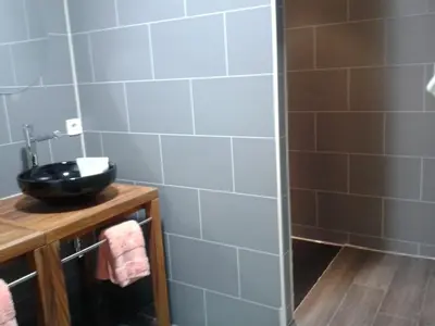 Salle de bains dans l'établissement Le Manoir du Butel