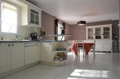 Cuisine ou kitchenette dans l'établissement Maison confortable séjour spacieux, belle terrasse avec grand jardin avec jeux extérieurs près Bayeux et Omaha Beach