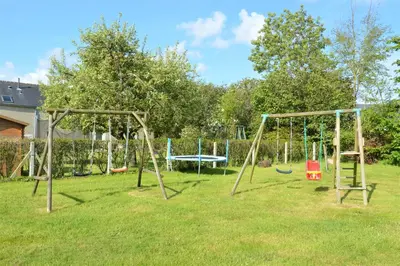 Aire de jeux pour enfants de l'établissement Maison confortable séjour spacieux, belle terrasse avec grand jardin avec jeux extérieurs près Bayeux et Omaha Beach