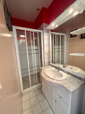 Salle de bains dans l'établissement 17 Rue du Puits de la Place