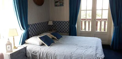 Un ou plusieurs lits dans un hébergement de l'établissement LE CHALET SUISSE - Chambre bleue