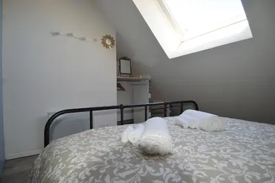 Un ou plusieurs lits dans un hébergement de l'établissement Appartement, duplex à 500m de la mer avec balcon
