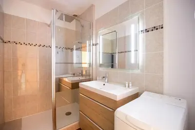 Salle de bains dans l'établissement Appartement, duplex à 500m de la mer avec balcon