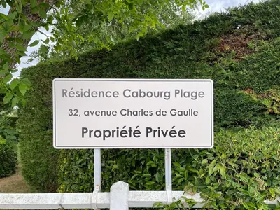 Certificat, récompense, panneau ou autre document affiché dans l'établissement Cabourg plage à 200m plage