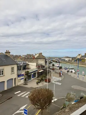 Vue générale sur la mer ou vue sur la mer prise depuis l'appartement