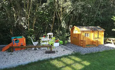 Aire de jeux pour enfants de l'établissement Yourte Mont-Saint-Michel