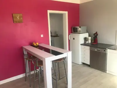 Cuisine ou kitchenette dans l'établissement Gîte Manava - grande maison avec jardin en centre ville