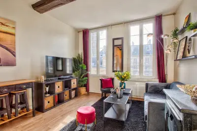 Télévision ou salle de divertissement dans l'établissement La Casa Bella — Parking privé & vue sur l'abbaye
