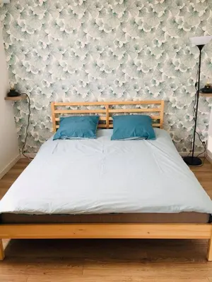 Un ou plusieurs lits dans un hébergement de l'établissement Bleu Salé - F2 Courseulles avec balcon