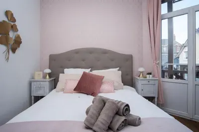 Un ou plusieurs lits dans un hébergement de l'établissement Cabourg Cosy chic Cabourg hyper-centre 4 pers, 2 bedrooms , 2 sdb, terrasse, wifi