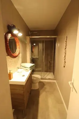 Salle de bains dans l'établissement Les Platanes