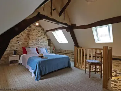 Un ou plusieurs lits dans un hébergement de l'établissement Maison historique du 15ème siècle avec jardin à La Carneille - FR-1-497-135