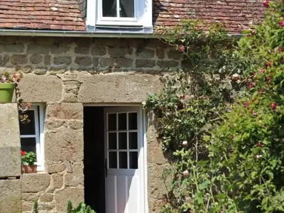 Plan de l'établissement Maison historique du 15ème siècle avec jardin à La Carneille - FR-1-497-135