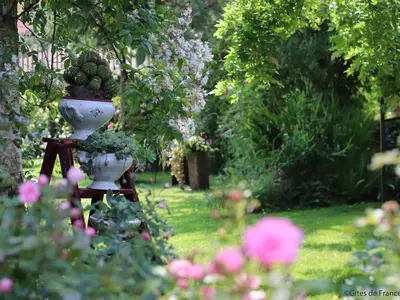 Jardin de l'établissement Maison historique du 15ème siècle avec jardin à La Carneille - FR-1-497-135