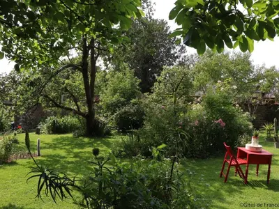 Jardin de l'établissement Maison historique du 15ème siècle avec jardin à La Carneille - FR-1-497-135