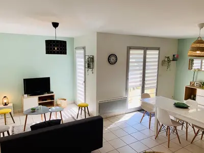 Télévision ou salle de divertissement dans l'établissement La Cancalaise - Bel appartement T4 tout confort - proche de la plage - Cancale