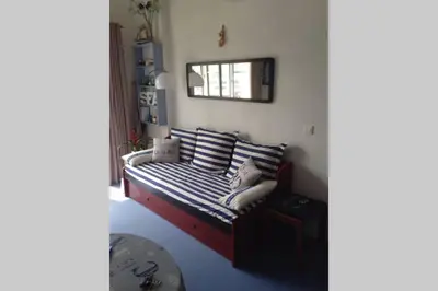 Coin salon dans l'établissement VILLA CATHY DUPLEX PLEIN SUD VUE PORT avec PISCINE INTERIEURE CHAUFFÉE