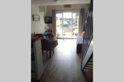 Télévision ou salle de divertissement dans l'établissement VILLA CATHY DUPLEX PLEIN SUD VUE PORT avec PISCINE INTERIEURE CHAUFFÉE