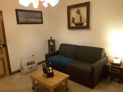 Coin salon dans l'établissement Le Château du Bonheur, Piscine, Sauna et Jacuzzi