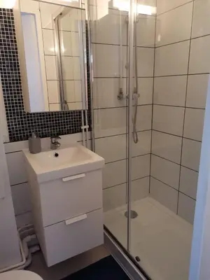 Salle de bains dans l'établissement Charmant 2 pièces à Cabourg proche plage