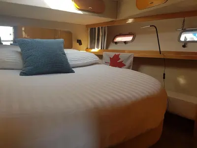 Un ou plusieurs lits dans un hébergement de l'établissement BOAT APPART TITANIC Cherbourg motor yacht à quai ROSE STAR