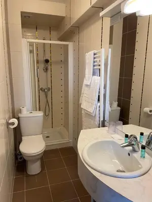 Salle de bains dans l'établissement La Vieille Auberge