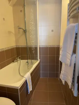 Salle de bains dans l'établissement La Vieille Auberge