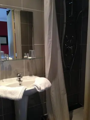 Salle de bains dans l'établissement L'Ecailler