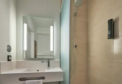 Salle de bains dans l'établissement B&B HOTEL Ouistreham