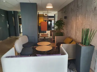 Coin salon dans l'établissement B&B HOTEL Ouistreham