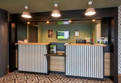 Télévision ou salle de divertissement dans l'établissement B&B HOTEL Ouistreham