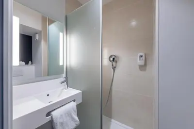 Salle de bains dans l'établissement B&B HOTEL Ouistreham