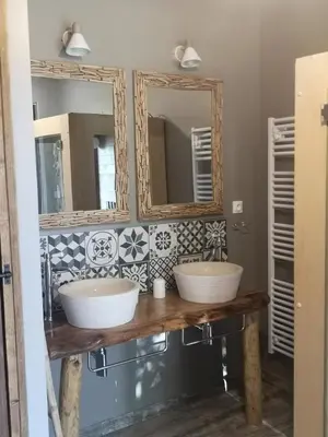Salle de bains dans l'établissement La Roulotte de la Trigalle
