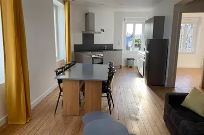 Cuisine ou kitchenette dans l'établissement Appartement lumineux Cancale, 80m2, 3 chambres.