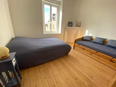 Un ou plusieurs lits dans un hébergement de l'établissement Appartement lumineux Cancale, 80m2, 3 chambres.