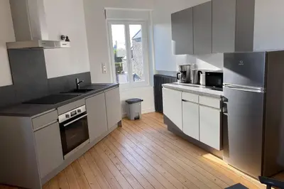 Cuisine ou kitchenette dans l'établissement Appartement lumineux Cancale, 80m2, 3 chambres.