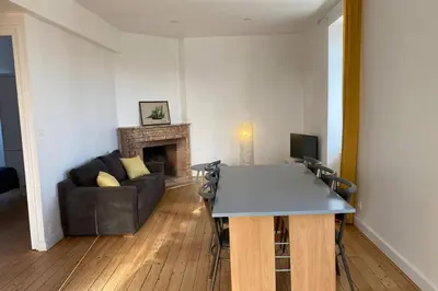 Coin salon dans l'établissement Appartement lumineux Cancale, 80m2, 3 chambres.