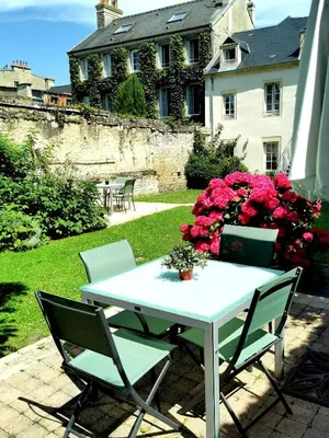 Jardin de l'établissement Apt duplex ou plain pied tout confort plein centre ville Bayeux proche commerces, restaurants, avec terrasse privative ou jardin commun aménagé clos, parking gratuit à proximité, proche plages du débarquement