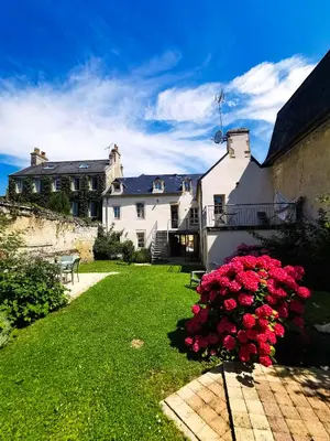 Jardin de l'établissement Apt duplex ou plain pied tout confort plein centre ville Bayeux proche commerces, restaurants, avec terrasse privative ou jardin commun aménagé clos, parking gratuit à proximité, proche plages du débarquement