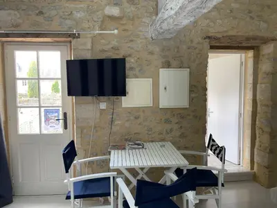Télévision ou salle de divertissement dans l'établissement Apt duplex ou plain pied tout confort plein centre ville Bayeux proche commerces, restaurants, avec terrasse privative ou jardin commun aménagé clos, parking gratuit à proximité, proche plages du débarquement