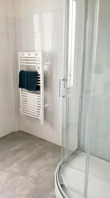 Salle de bains dans l'établissement Maison cosy à Pontorson avec jardin clos et terrasse