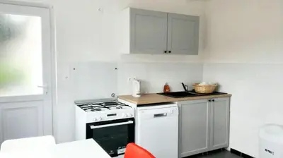 Cuisine ou kitchenette dans l'établissement Maison cosy à Pontorson avec jardin clos et terrasse