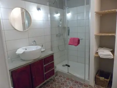 Salle de bains dans l'établissement Chambre d'hôtes Logis de Saint Jean