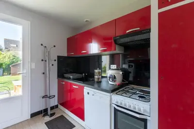 Cuisine ou kitchenette dans l'établissement La Petite Isle - Maison et jardin - plage à 200 m