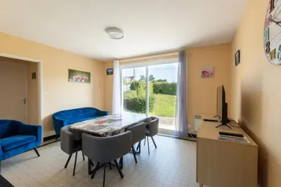Télévision ou salle de divertissement dans l'établissement La Petite Isle - Maison et jardin - plage à 200 m