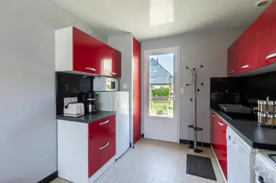 Cuisine ou kitchenette dans l'établissement La Petite Isle - Maison et jardin - plage à 200 m